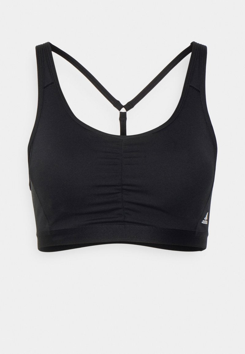 Schwarzer Sport-BH mit einem Rundhalsausschnitt, gekreuzten Trägern und einem gerafften Design an der Vorderseite, gefertigt aus einem glatten, dehnbaren Material.