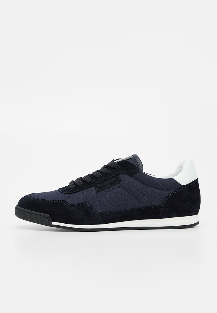 Low-Profile schwarzer und marineblauer Sneaker mit weißem Fersenakzent, schwarzen Schnürsenkeln und strukturierter Sohle auf weißem Hintergrund.