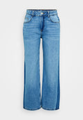 Hellblaue weite Denim-Jeans mit hoher Taille, zwei Vordertaschen, Knopfverschluss und kontrastierenden seitlichen Einsätzen.