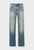 Hellblaue Jeans aus Denim mit einem geraden Schnitt, verblasstem Finish, leichten Gebrauchsspuren und klassischem Fünf-Taschen-Design.