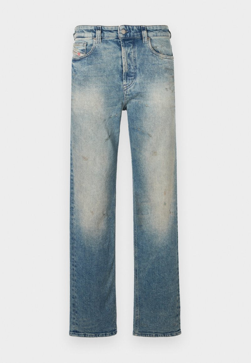 Hellblaue Jeans aus Denim mit einem geraden Schnitt, verblasstem Finish, leichten Gebrauchsspuren und klassischem Fünf-Taschen-Design.