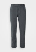 Graue Baumwollhose mit lockerer Passform, ausgestattet mit einem elastischen Bund, Knopfverschluss und seitlichen Taschen, auf einem weißen Hintergrund präsentiert.