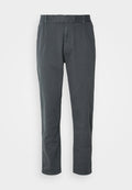 Graue Baumwollhose mit lockerer Passform, ausgestattet mit einem elastischen Bund, Knopfverschluss und seitlichen Taschen, auf einem weißen Hintergrund präsentiert.