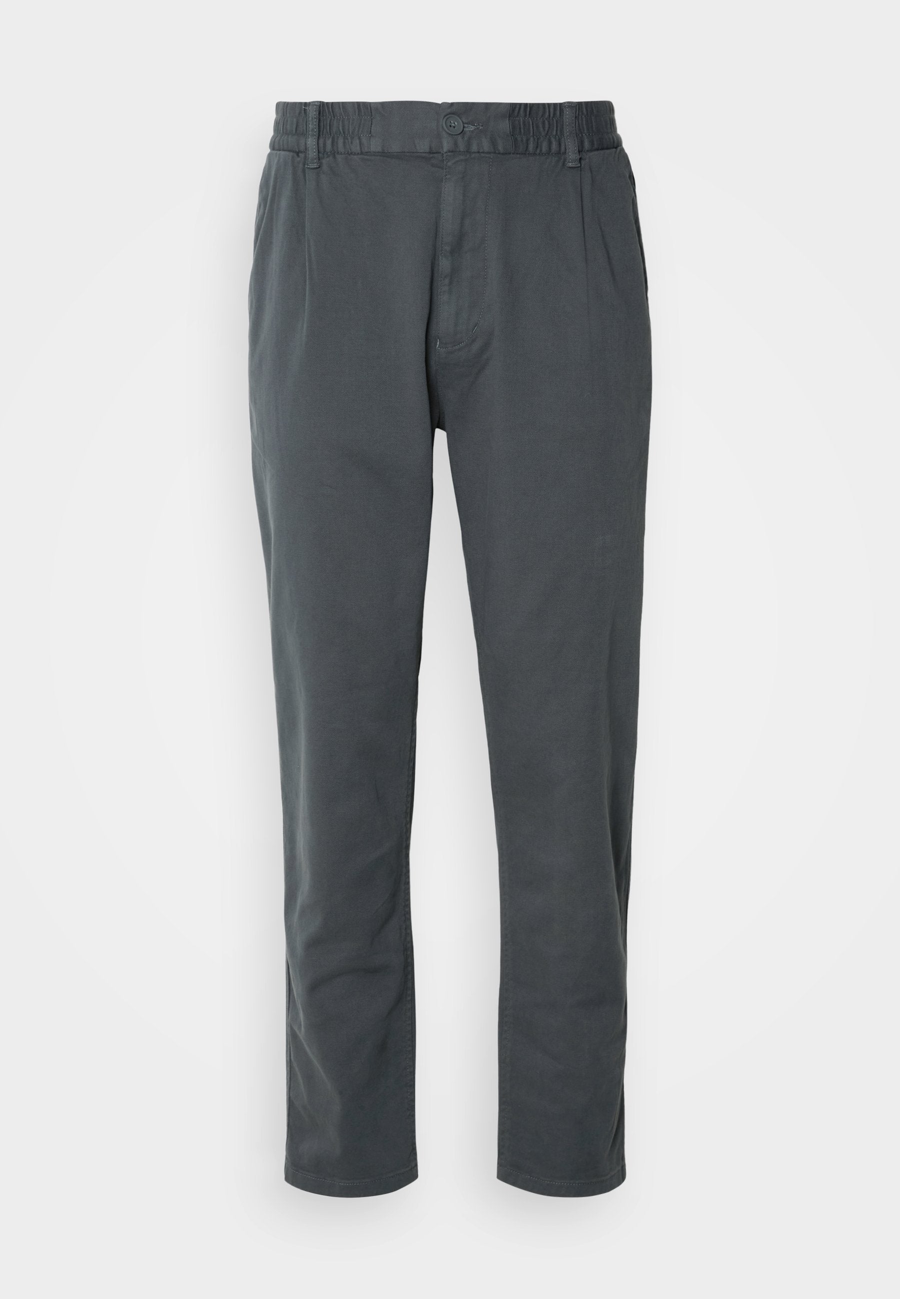 Graue Baumwollhose mit lockerer Passform, ausgestattet mit einem elastischen Bund, Knopfverschluss und seitlichen Taschen, auf einem weißen Hintergrund präsentiert.