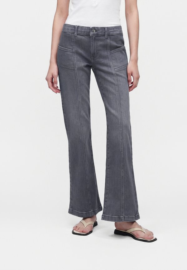 ONLY ONLSIA LOW WAIST PLEAT - Flared Jeans - grey denim