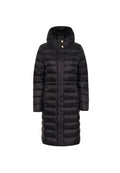 Schwarze Daunenjacke mit Kapuze, gerader Schnitt, gestepptem Material und zwei goldfarbenen Knöpfen am Hals zum Schließen.