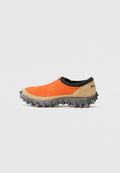 Orangene Slipper mit geripptem Textilobermaterial, grauer strukturiertem Gummisohle und Akzenten aus hellbraunem Wildleder. Verfügt über ein unverwechselbares, stacheliges Sohlen-Design.