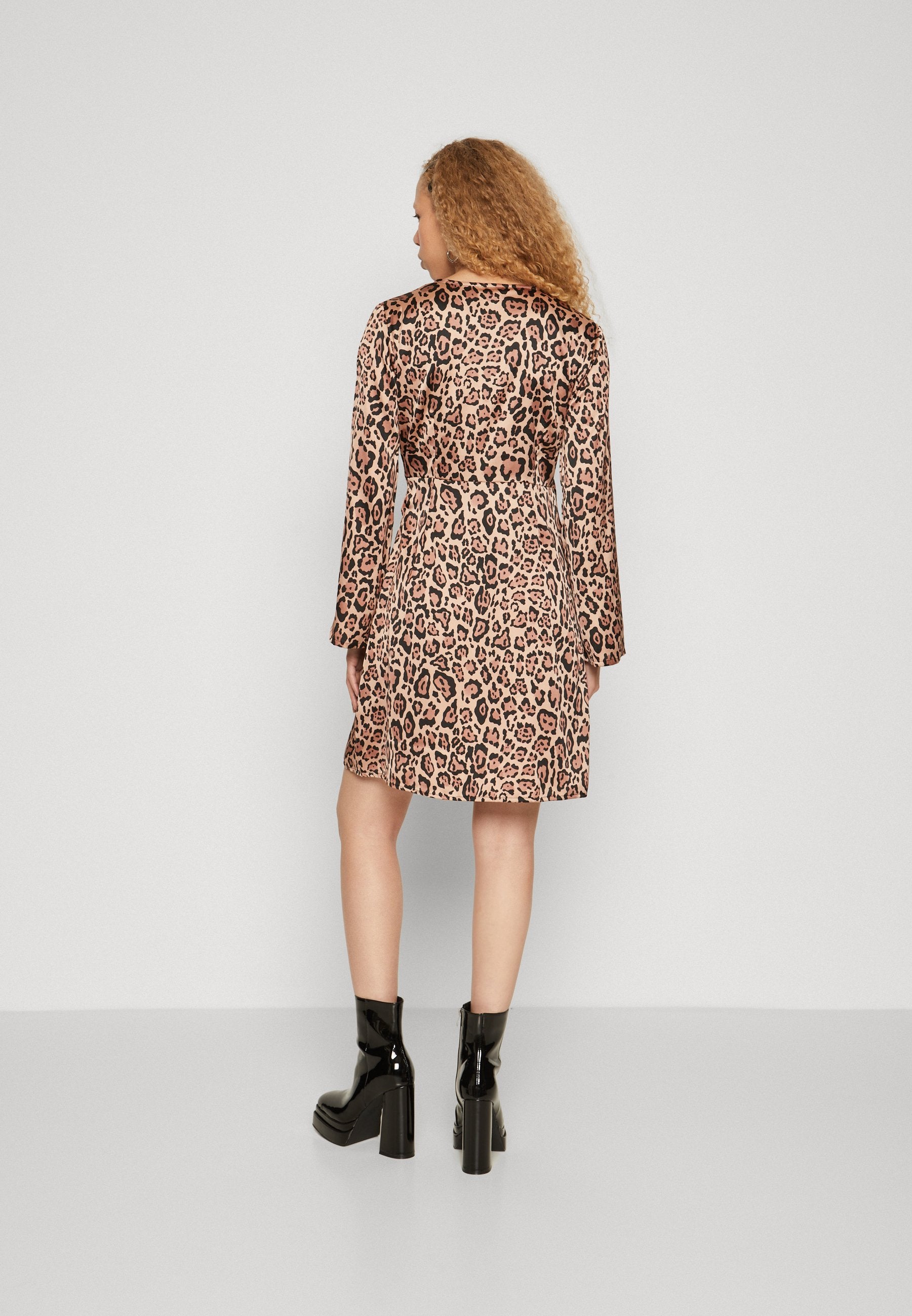 ONLLINNEA WRAP SHORT DRESS Media 4