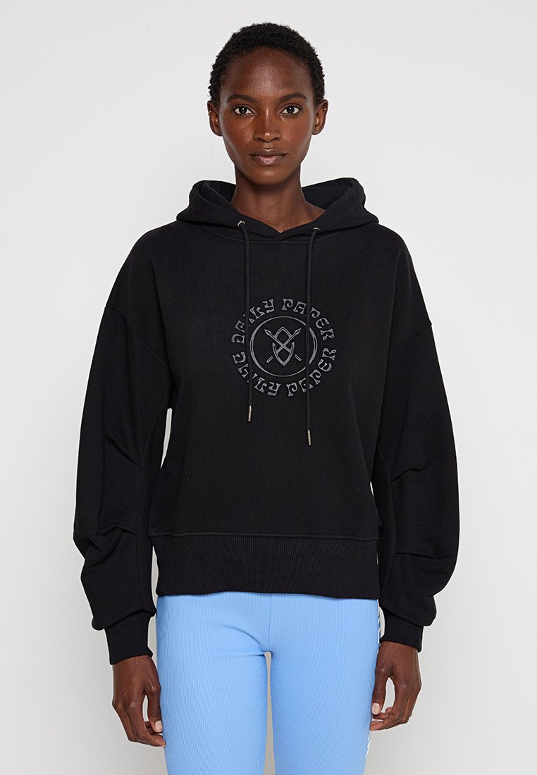 Schwarzer Kapuzenpullover mit lässiger Passform, der ein rundes Logo in der Mitte und Zugbändchen hat. Aus weichem, strukturiertem Stoff gefertigt.