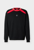 Schwarzes Sweatshirt mit langen Ärmeln, leuchtend roten Schulterstreifen und Kragen, mit einem kleinen, mittig platzierten Logoaufnäher auf der Brust.
