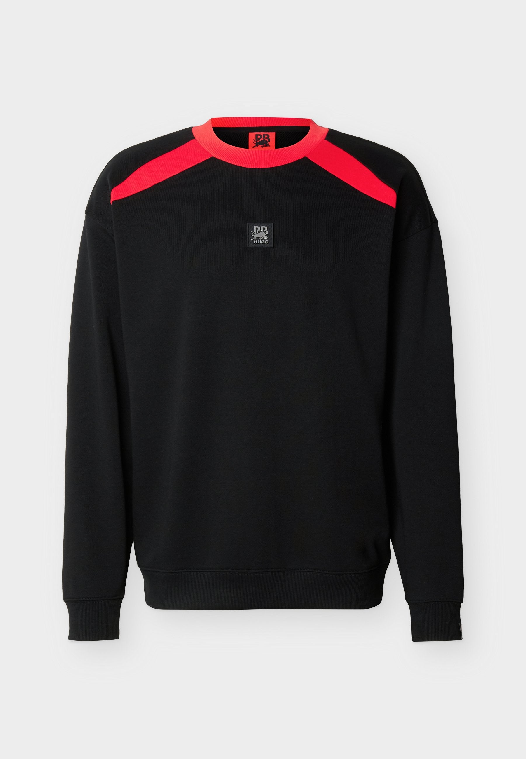 Schwarzes Sweatshirt mit langen Ärmeln, leuchtend roten Schulterstreifen und Kragen, mit einem kleinen, mittig platzierten Logoaufnäher auf der Brust.