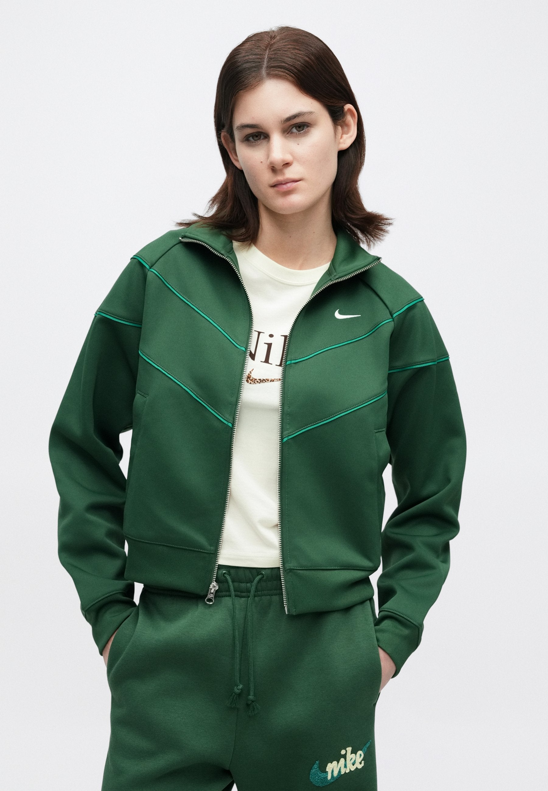 Nike Sportswear LOGO