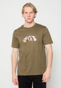 Olivgrünes Baumwoll-T-Shirt mit kurzen Ärmeln, das auf der Brust ein verspieltes Motiv verschiedener Streichholzschachteln in hellen Farben zeigt.