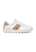 Weiße Sneaker mit einem strukturierten Beigeton-Paneel, akzentuiert mit einem Golddetail. Aus Leder gefertigt, mit einer Gummisohle und Schnürdesign.