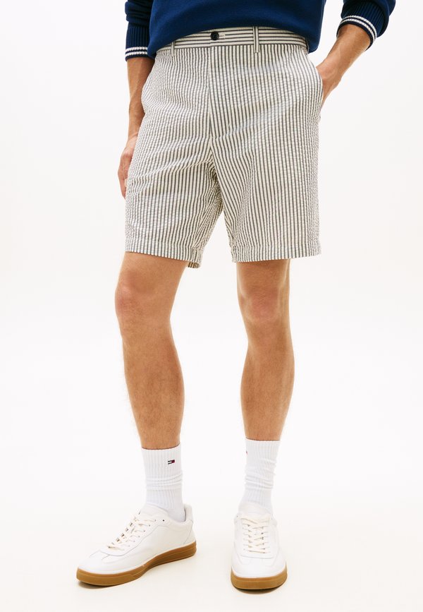 Tommy Hilfiger DOVER SEERSUCKER STRIPE 8" INSEAM CHINO SHORTS - Shorts - desert sky/ecru