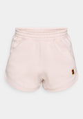 Helle pinke Sportshorts mit einem breiten elastischen Bund, seitlichen Taschen und einem kleinen Logo-Aufnäher auf der unteren linken Seite. Sanfte Stofftextur.