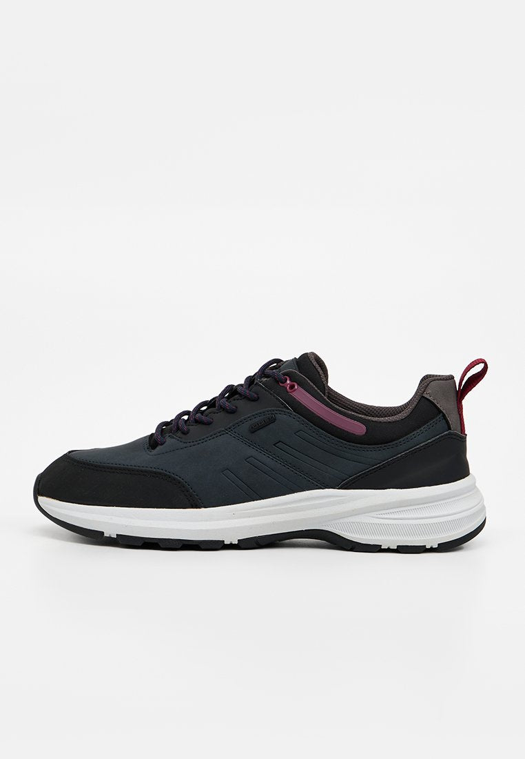 Schwarzer und dunkelblauer Sportschuh mit weißer Sohle, violetten Akzenten, Schnürung vorne und Fersenschlaufe, seitlich auf weißem Hintergrund dargestellt.