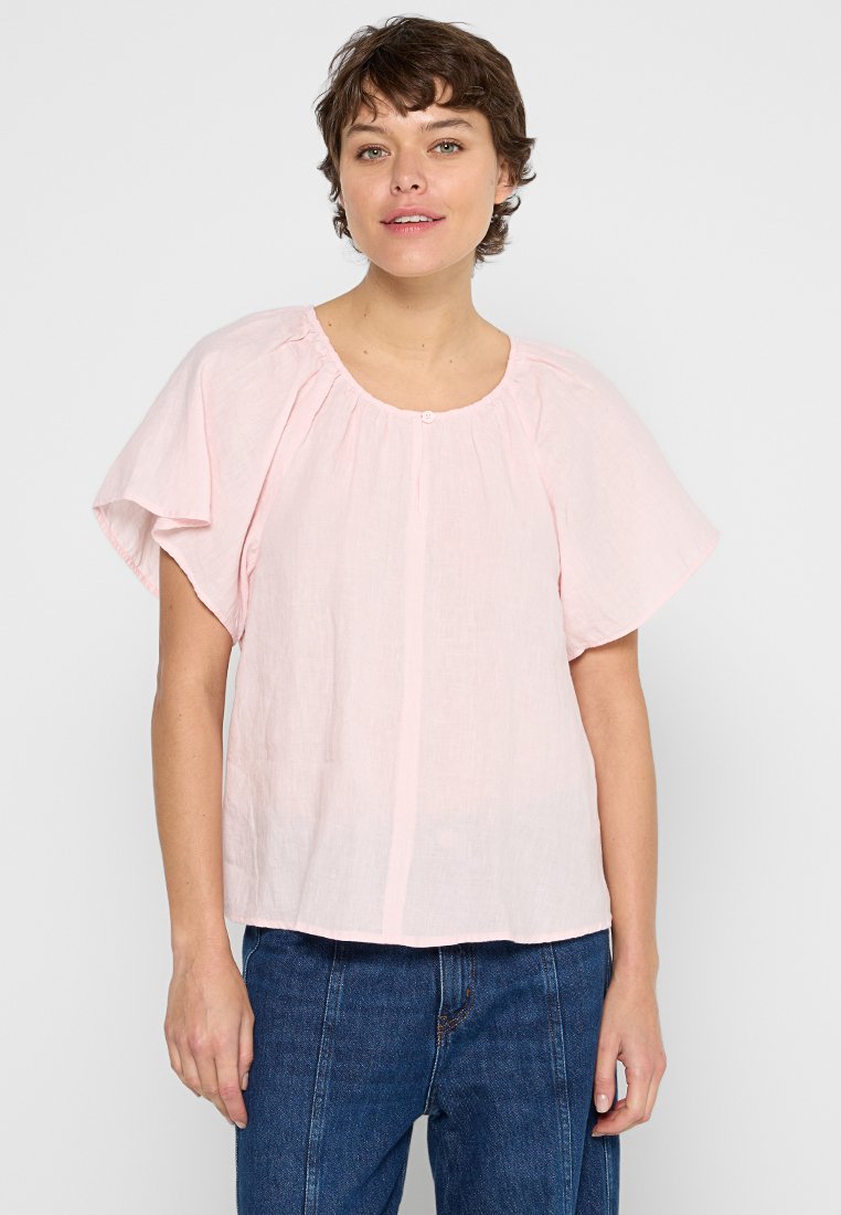 Helle rosa Leinenbluse mit kurzen, weiten Ärmeln, rundem Ausschnitt und einem Knopfdetail am Kragen. Lässige Passform und weiche Textur.