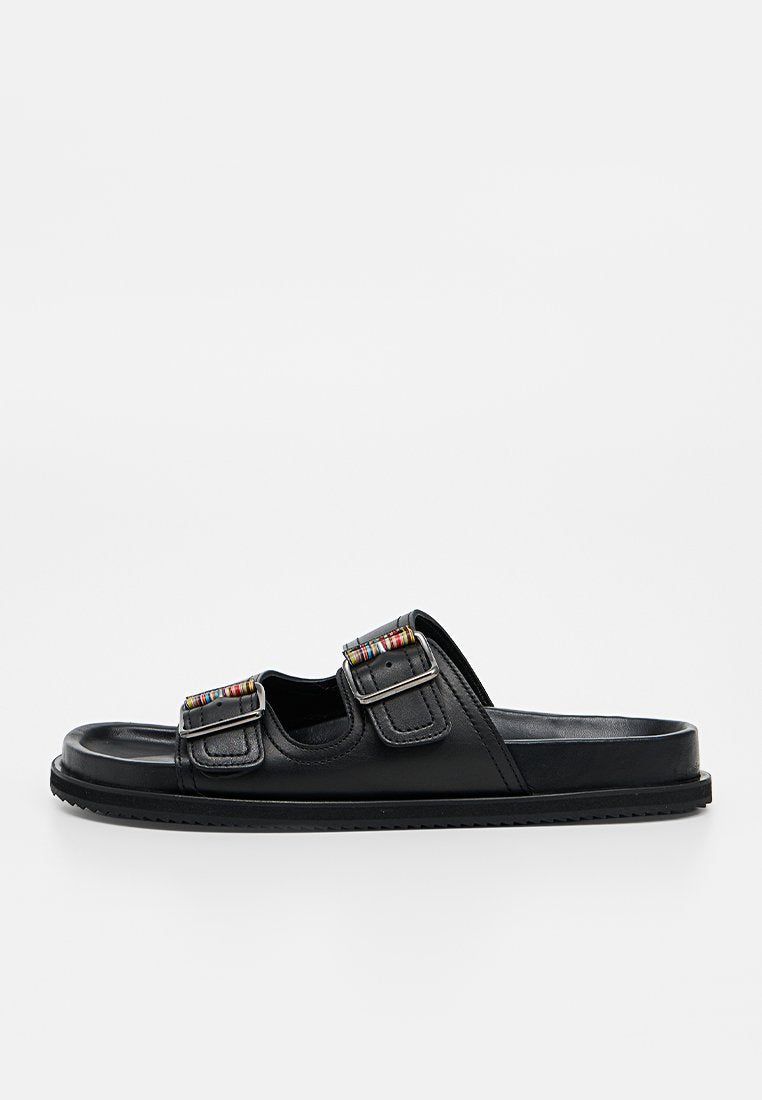 Schwarze offene Zehen-Slide-Sandale mit zwei verstellbaren Riemen mit bunten gemusterten Schnallen und flacher Gummisohle.