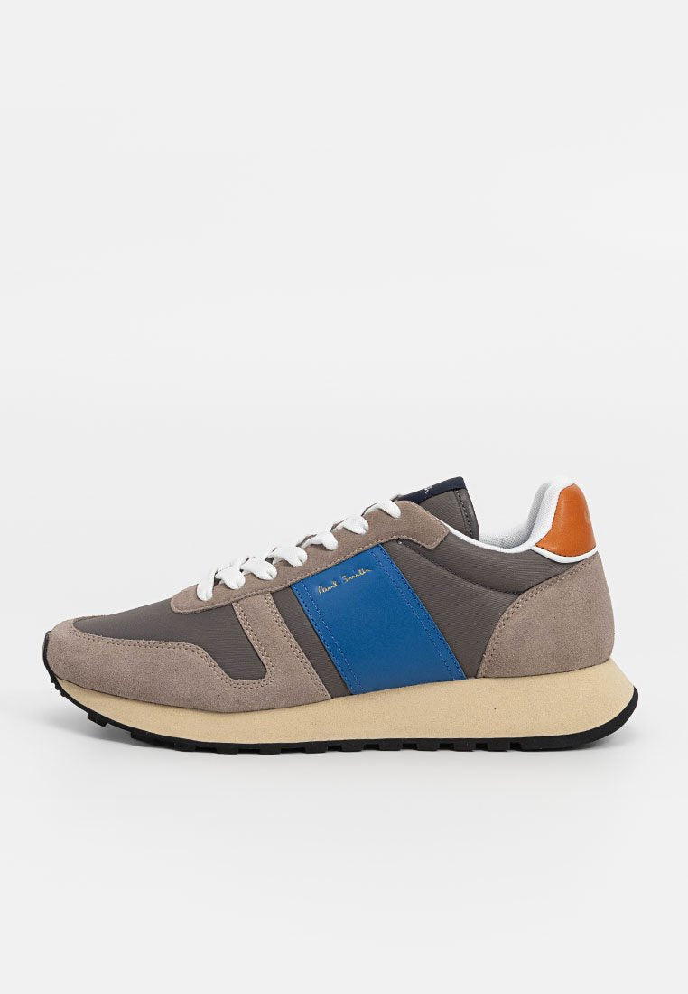Graue und beige Sneaker mit blauem Seitenpanel, weißen Schnürsenkeln, orangefarbener Fersenschlaufe und beigem Sohlen mit schwarzem Profil.