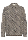 Langärmlige Bluse mit Knopfleiste und schwarz-beigem diagonalem sowie geometrischem Streifenmuster und kleinem Kragen.