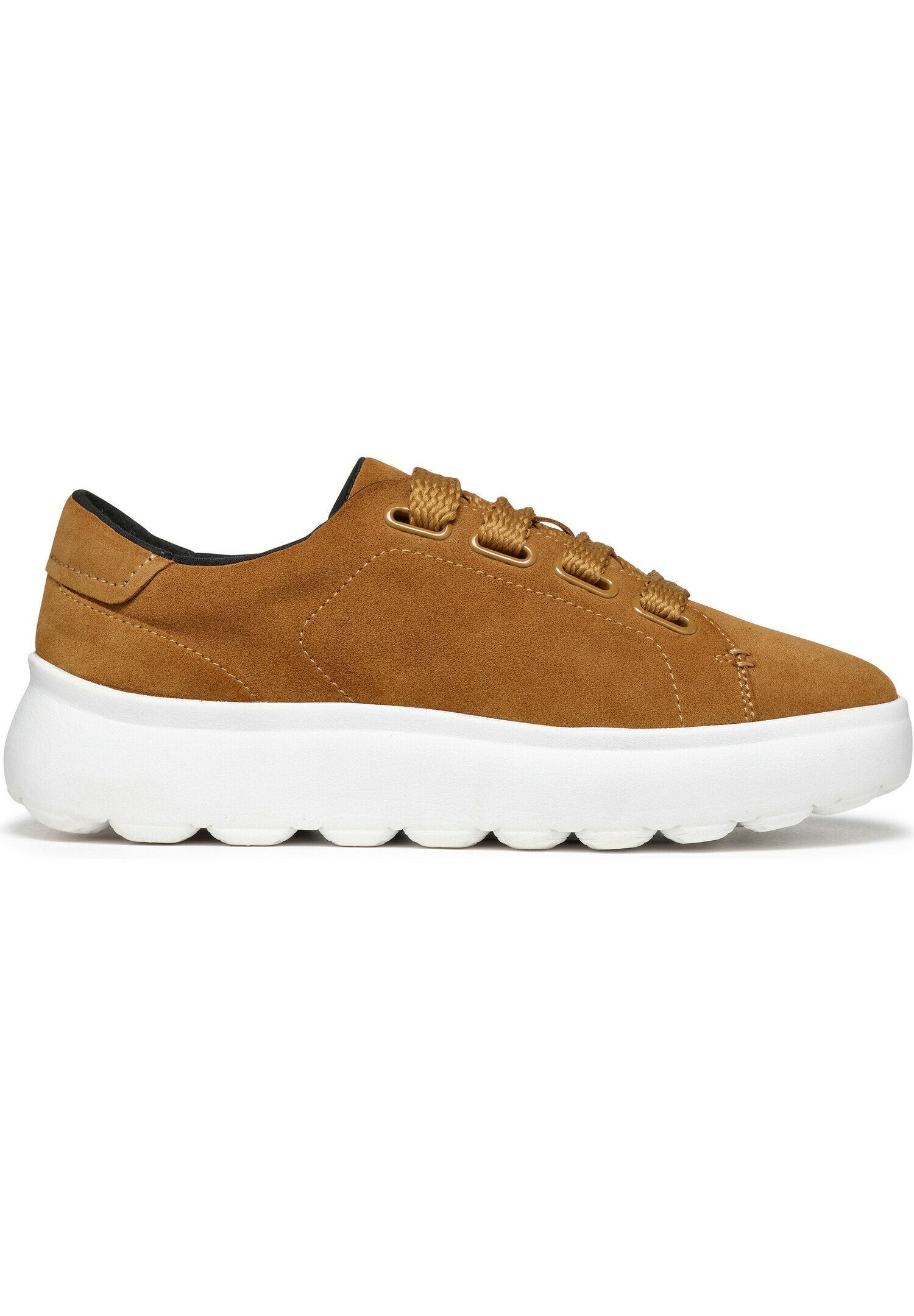 Braune Wildledersneaker mit weißer Gummisohle, runder Form, goldenen Ösen und strukturierten Schnürsenkeln. Minimalistisches Design, Low-Top-Stil.