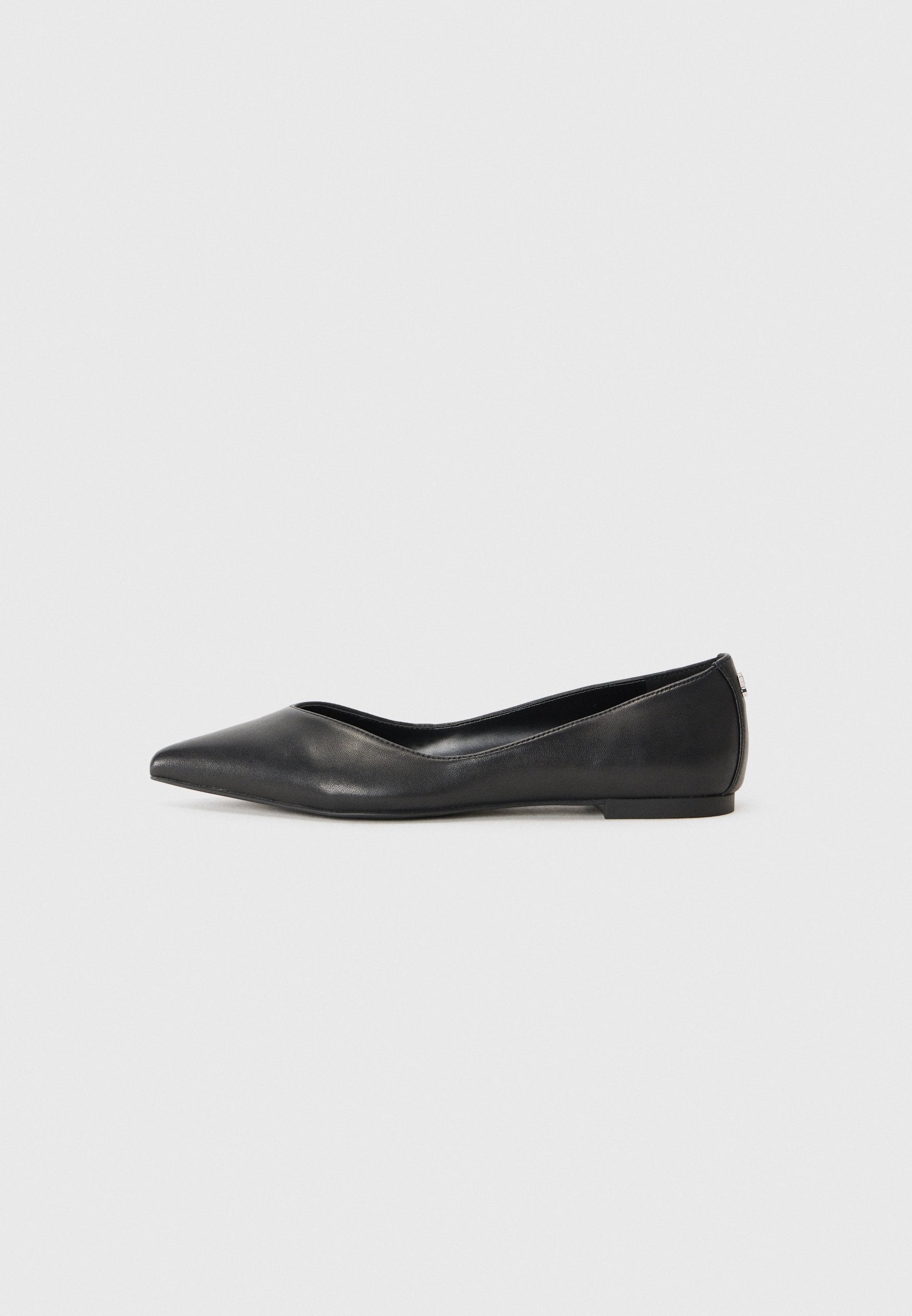 Schwarze Leder-Ballerinas mit spitzem Zehenbereich, niedrigem Absatz und glatter Textur. Minimalistisches Design mit einem dezenten seitlichen Akzent.