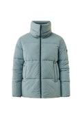 Helleblaue Steppjacke mit hohem Kragen, horizontalen Nähten, zwei Fronttaschen und einem Reißverschlussverschluss vorne. Leicht glänzende Oberfläche.