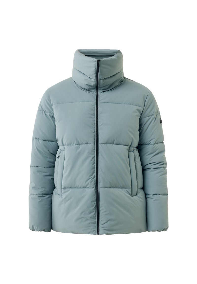 Helleblaue Steppjacke mit hohem Kragen, horizontalen Nähten, zwei Fronttaschen und einem Reißverschlussverschluss vorne. Leicht glänzende Oberfläche.