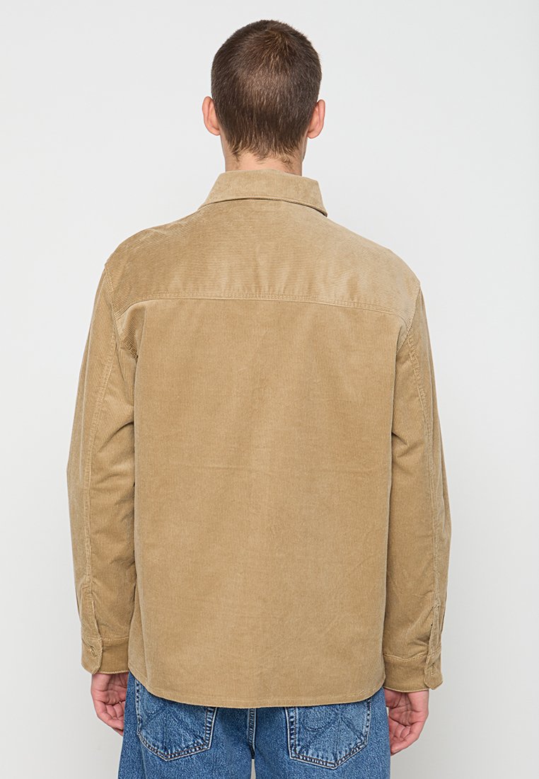 REGULAR FIT  Media 3