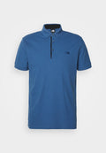 Blaues Poloshirt aus Baumwolle mit einer Drei-Knopf-Leiste, schwarzem Kragenbesatz und kleinem Logo auf der linken Brust. Kurze Ärmel.