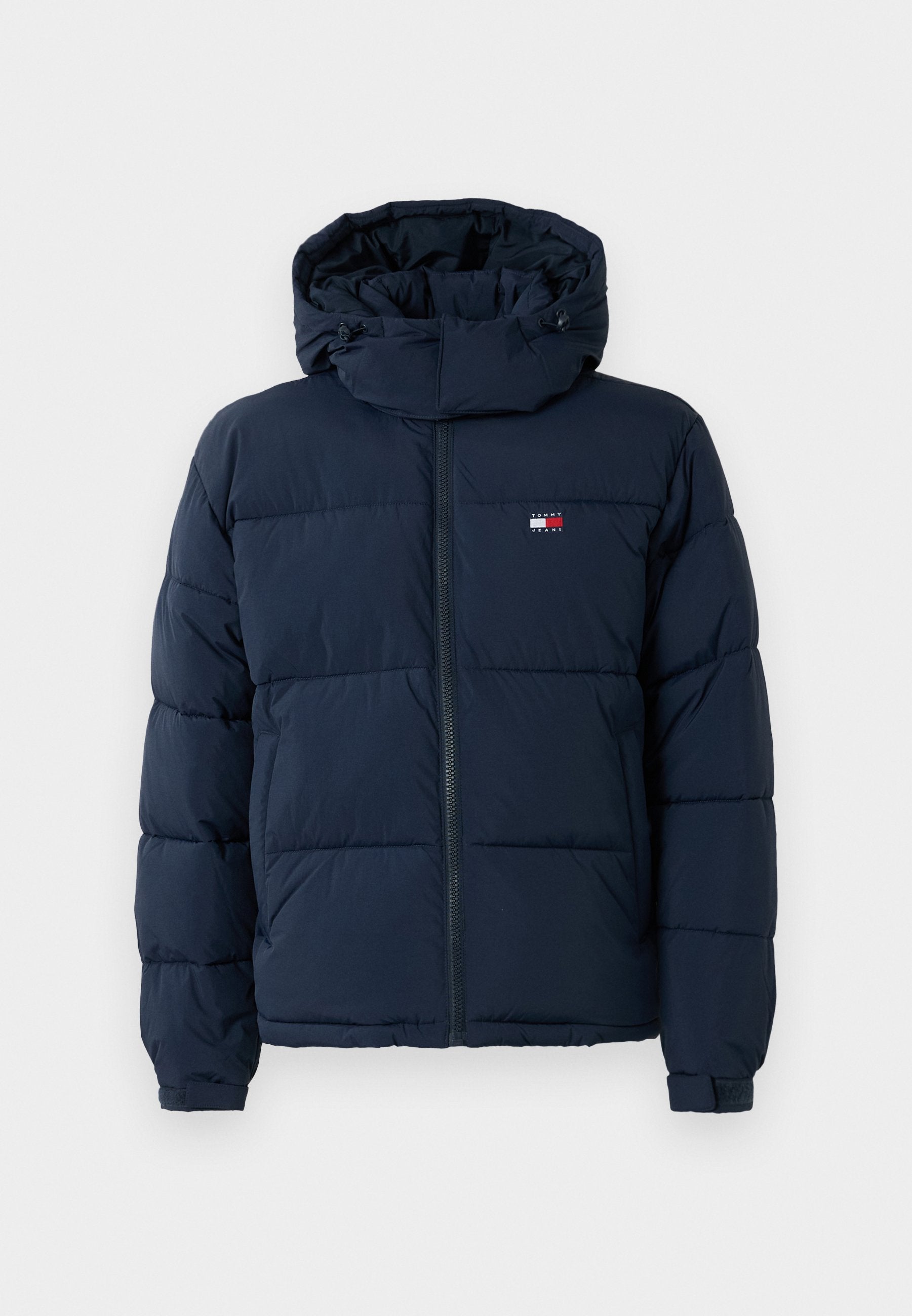 Navyblauer gepolsterter Wintermantel mit Kapuze, Frontreißverschluss und kleinem Tommy Jeans-Logo auf der Brust.