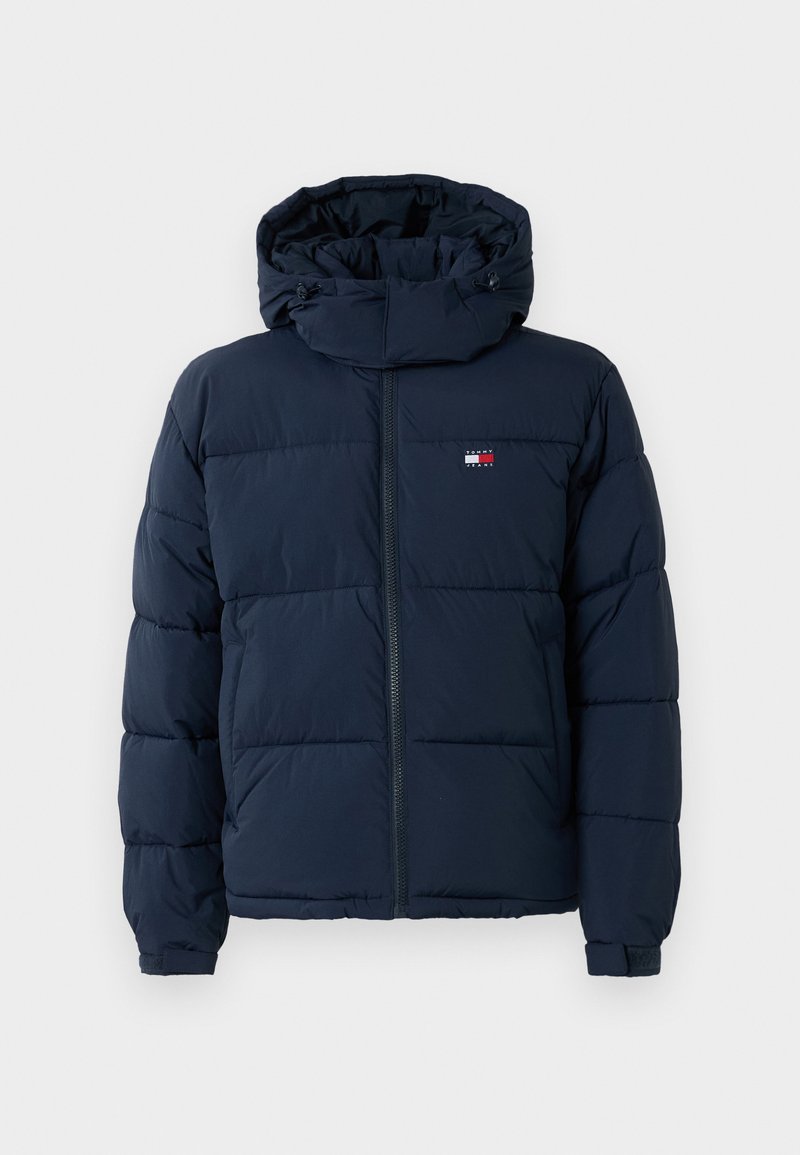 Navyblauer gepolsterter Wintermantel mit Kapuze, Frontreißverschluss und kleinem Tommy Jeans-Logo auf der Brust.