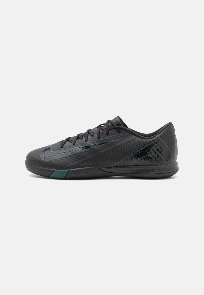 Schwarzer Sportschuh mit strukturiertem Obermaterial, flachem Design, dezenten türkisen Akzenten und Schnürverschluss. Verfügt über eine Gummisohle für guten Halt.