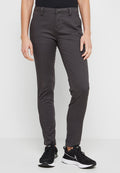 Graue Stretch-Hosen mit schlanker Passform, ausgestattet mit schrägen Seitentaschen und einer glatten Textur. Kombiniert mit schwarzen Sportschuhen.