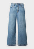 Hoch taillierte, hellblaue Jeans aus Denim mit weitem Bein, vorderer Knopf- und Reißverschluss und Fünf-Taschen-Design.