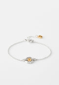 Silberne Kettenarmbänder mit einem zentralen goldenen Akzent in kreisförmiger Form und dekorativen Strasssteinen darum herum, versehen mit einem Verschluss.