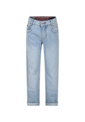 Hellblaue Jeans aus Denim mit geradem Bein, umgeschlagenen Säumen, fünf Taschen und einem markierten Bund mit roten Akzenten.