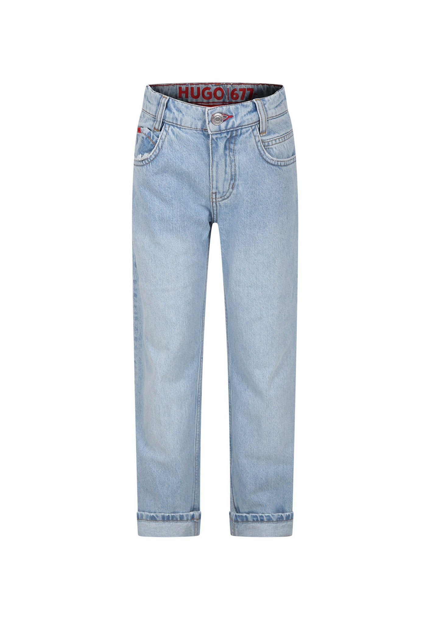 Hellblaue Jeans aus Denim mit geradem Bein, umgeschlagenen Säumen, fünf Taschen und einem markierten Bund mit roten Akzenten.