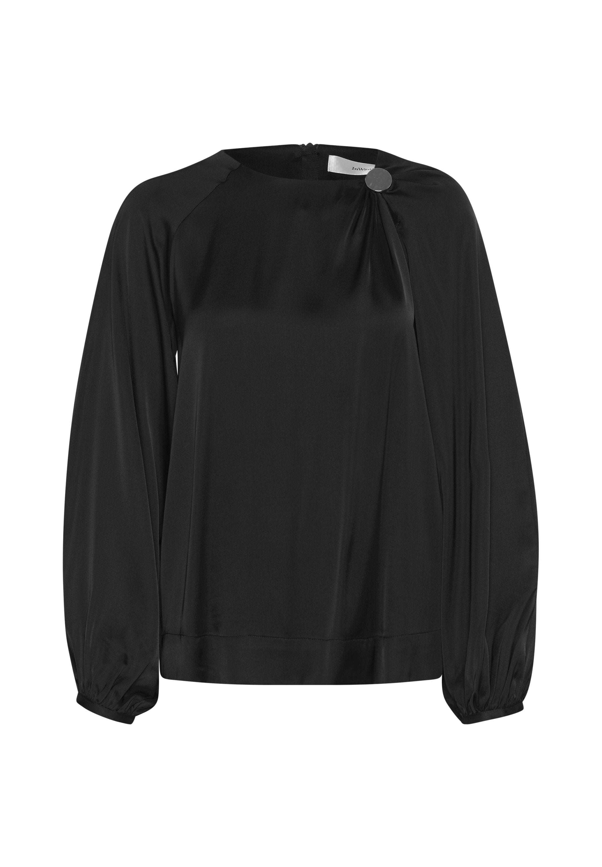 Schwarze Satinbluse mit runder Ausschnitt, langen Ärmeln und einem Seitendetail mit Knopf. Glatte Textur und fließendes Design, tailliert.