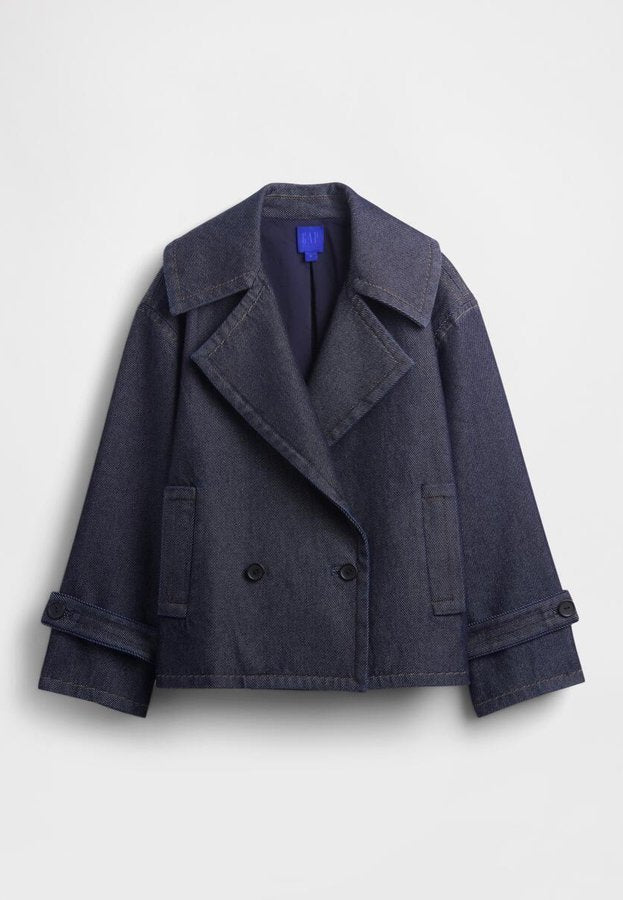 Dunkelblaue Jeansjacke mit zweireihigem Design, großen Revers, Vordertaschen und Knopfakzenten. Strukturierter Stoff mit kurzem Schnitt.