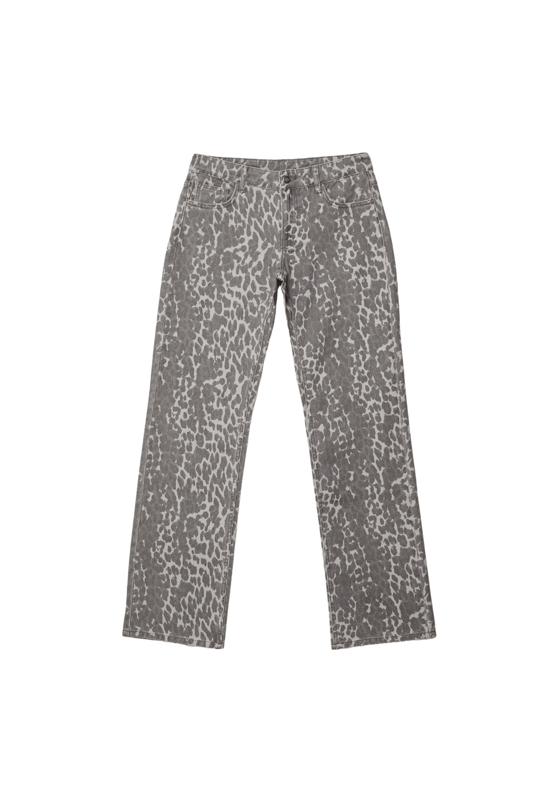 Graue gerade geschnittene Jeans mit einem hellgrauen Leopardenmuster, Knopf- und Reißverschluss, Vorder- und Gesäßtaschen, flach auf weißem Hintergrund liegend.