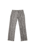 Graue gerade geschnittene Jeans mit einem hellgrauen Leopardenmuster, Knopf- und Reißverschluss, Vorder- und Gesäßtaschen, flach auf weißem Hintergrund liegend.