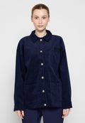 MarineblaueCordjacke mit geknöpftem Vorderteil, Kragen, zwei Fronttaschen und einem kleinen Patch auf der linken Brust.