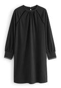 Schwarzes langärmeliges Kleid mit rundem Ausschnitt, strukturierter Stoff, gerafftes Detail vorne und gerippte Akzente an den Manschetten.