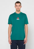 Grünes Baumwoll-T-Shirt mit kurzen Ärmeln und Rundhalsausschnitt. Es verfügt über ein kleines rotes und weißes "DIESEL"-Logo auf der Brust. Einfaches Design.
