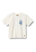 Cremefarbenes Baumwoll-T-Shirt mit kurzen Ärmeln, versehen mit einem dunkelblauen Grafikdesign von Surfbrettern und der Aufschrift "SUMMER ISLAND CLUB" auf der Vorderseite.
