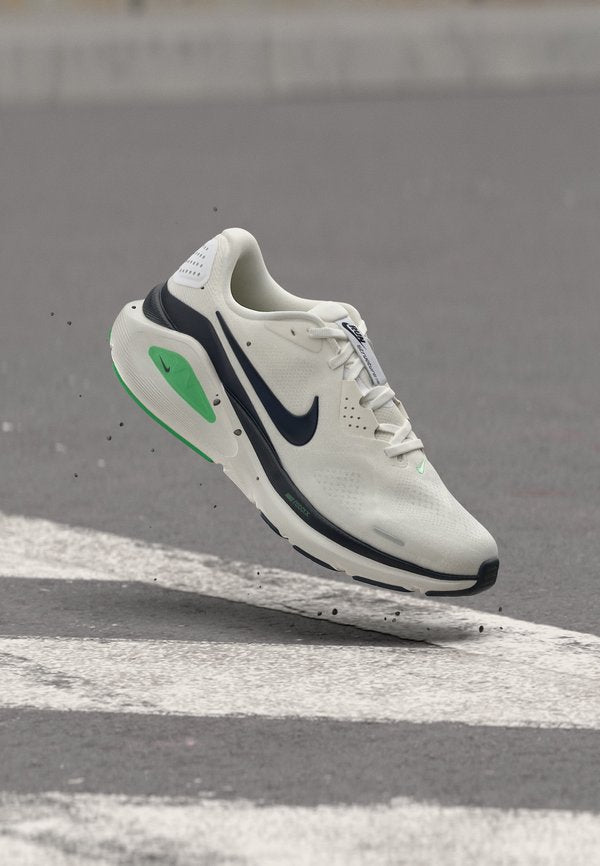 Nike Performance STRUCTURE 26 - Road running shoes - white/midnight navy/green spark/summit white