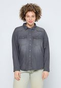 Grau den Hemd mit Button-Down-Kragen, zwei Brusttaschen und langen Ärmeln. Der Stoff hat eine glatte Textur und eine dezente Ausbleichung.