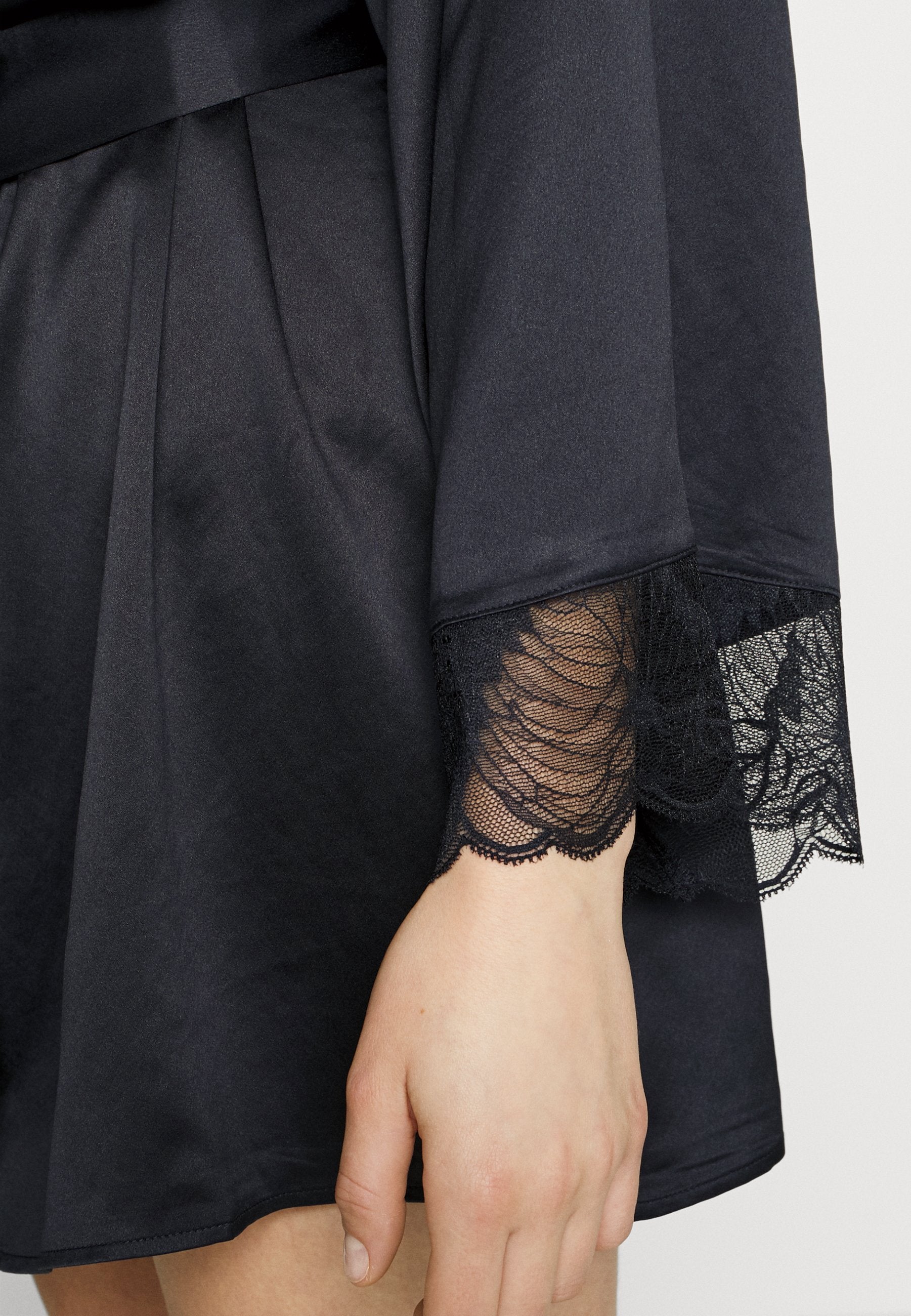 Chantelle MIDNIGHT FLOWERS OVER KIMONO